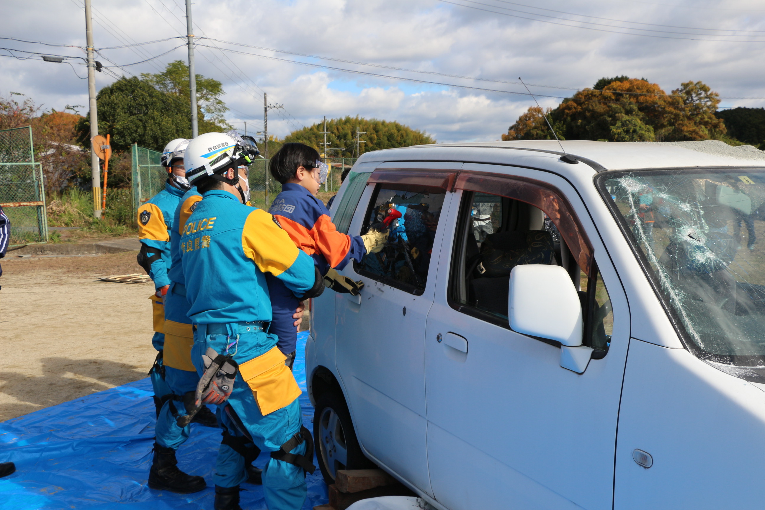 車両窓ガラス割り体験